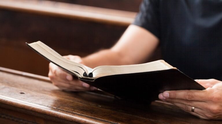 How to read the bible? 4 tips to read the bible effectively