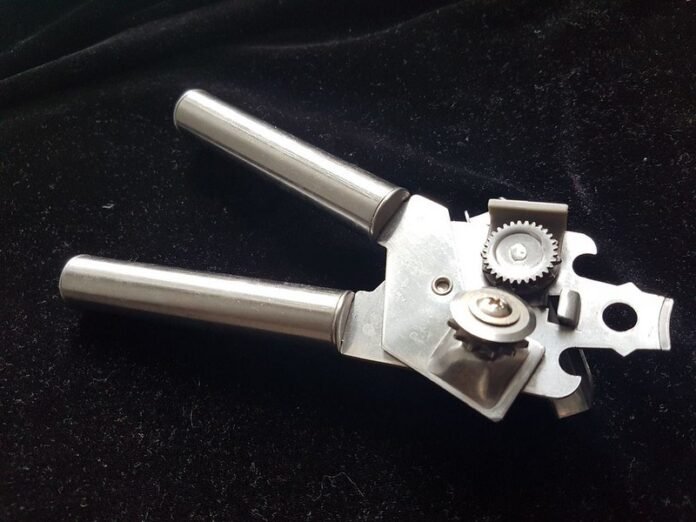 how to use a can opener